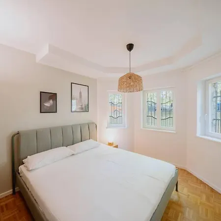 Parklounge In Historic Apartment Berlin