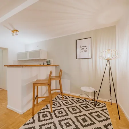 Parklounge In Historic Berlim